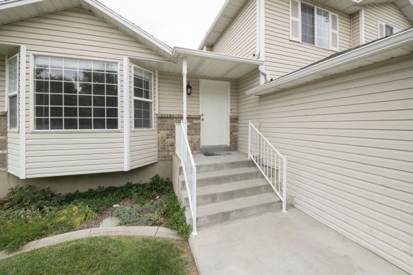 Cost of White Vinyl Siding Replacement in Columbia